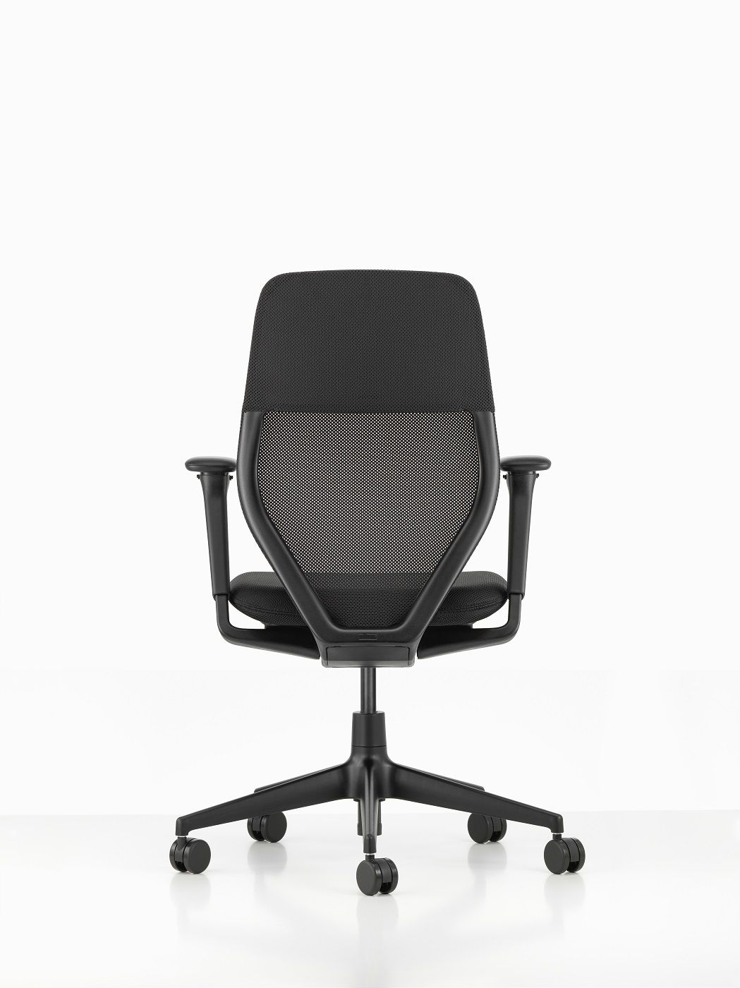 Schwarzer ACX Light Bürodrehstuhl von Vitra, Ansicht von hinten, mit Netzrückenlehne und Rollen.