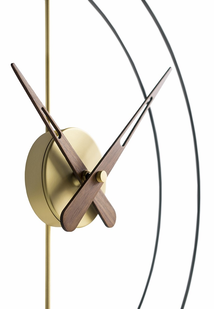 Detailaufnahme der Nomon Micro Barcelona Clock Wanduhr mit goldenem Zifferblatt und Holzzeigern. Moderne Wanddekoration für Wohnzimmer.