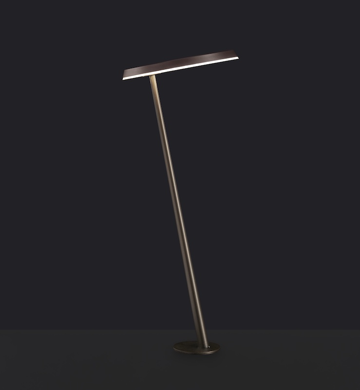 Amanita LED Stehleuchte von Oluce: Moderne Stehlampe mit minimalistischem Design und warmem Licht.