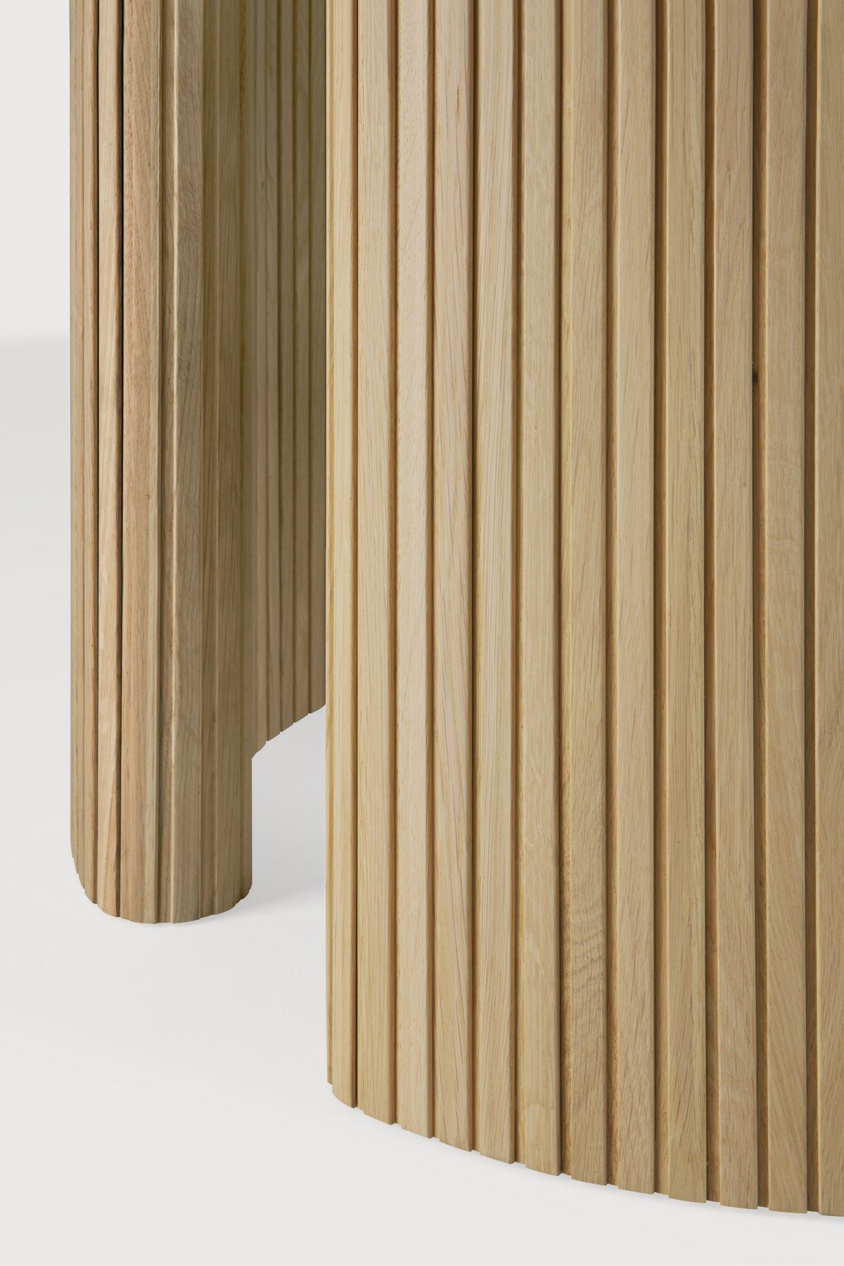 Detailansicht des Ethnicraft Roller Tisches: Geriffelte Holzstruktur des runden Esstisches. Hochwertiges Designmöbel.