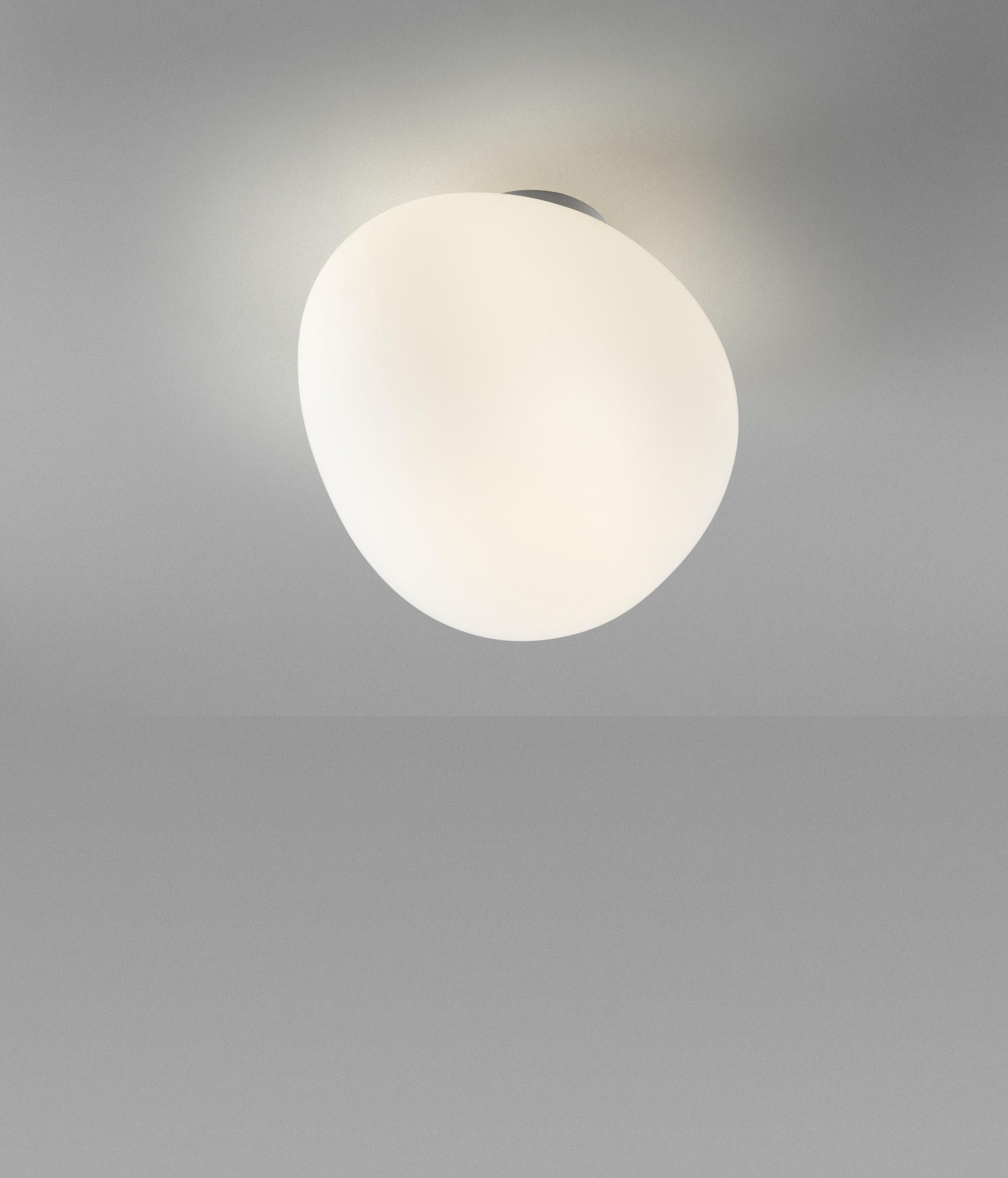 Weiße Gregg Deckenleuchte von Foscarini, modernes Design für Wohnzimmer und Schlafzimmer.