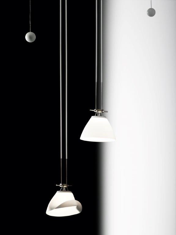 YAYAHO Lichtsystem von Ingo Maurer: Zwei Hängelampen mit weißen Lampenschirmen vor schwarz-weißem Hintergrund.