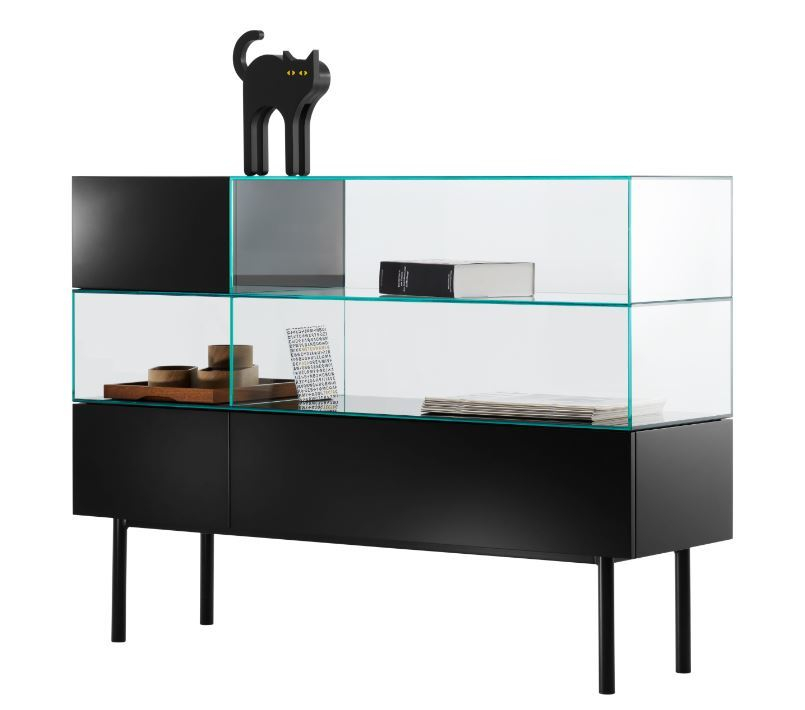 S4 Vitrine von Tecta, modernes Designmöbel mit Glasvitrine und schwarzem Unterbau, Ausstellungsstück für Wohnzimmer.