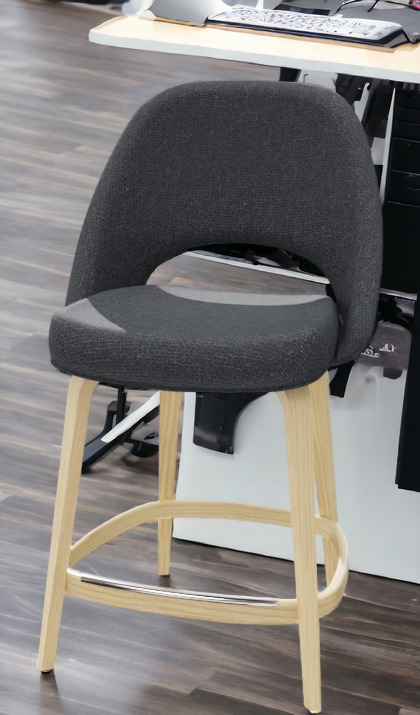 Grauer Saarinen Barhocker mit Holzbeinen und Fußstütze, Thekenhöhe 101,5 cm, Knoll International.