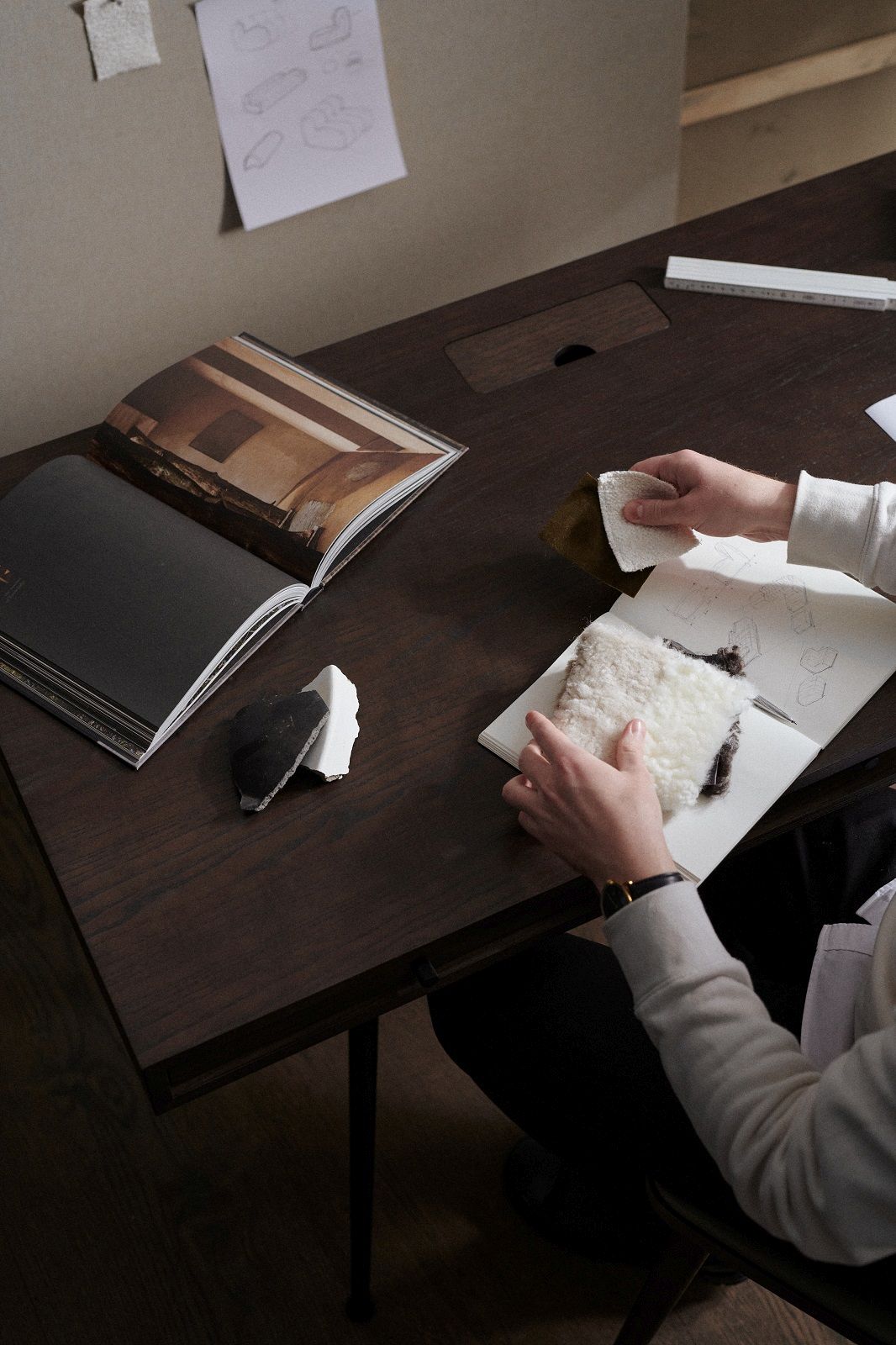 Nahaufnahme des JFK Home Desk Schreibtischs von NORR11 mit Stoffmustern und Skizzen für Interior Design.