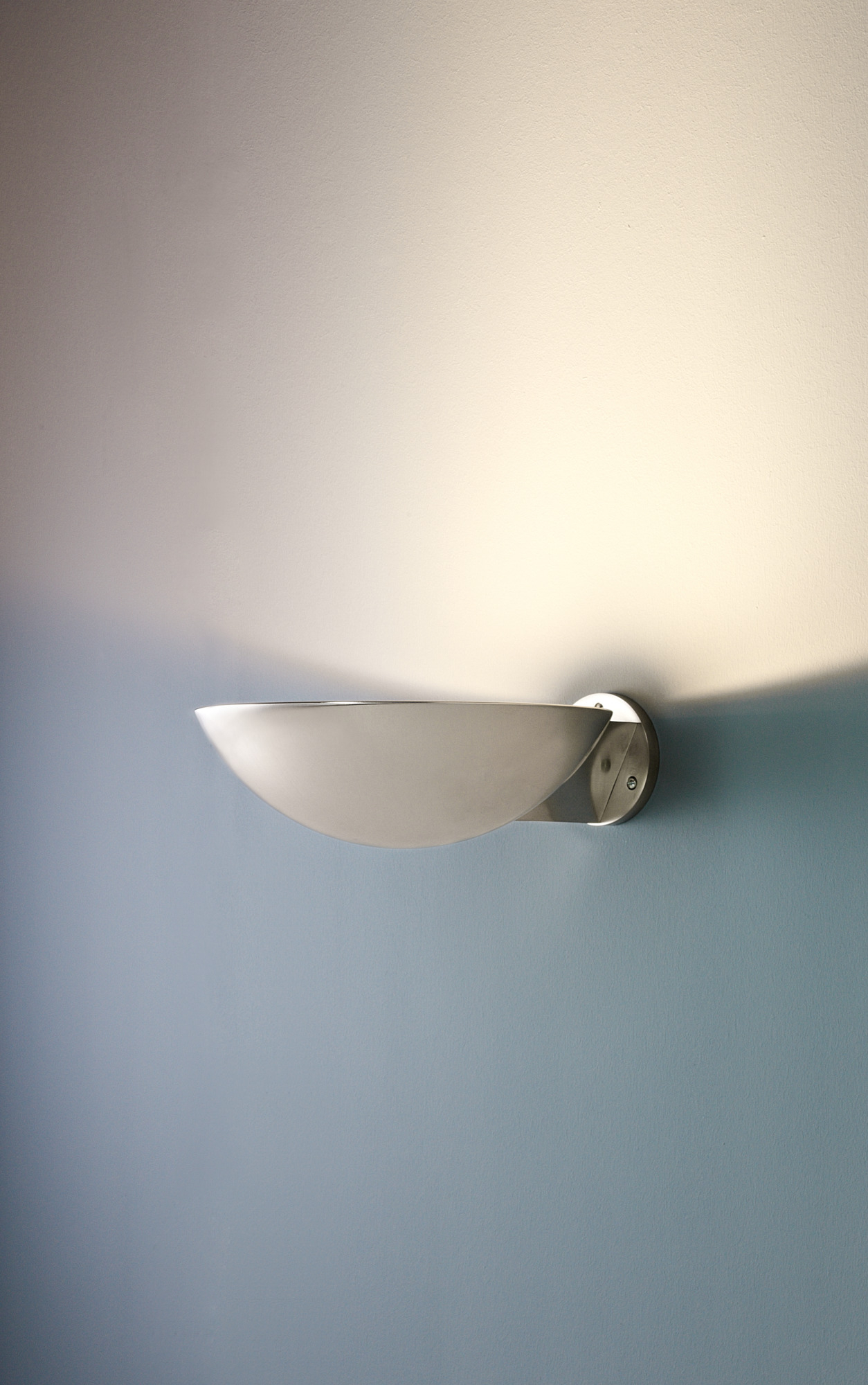 MSW 27 Wandleuchte von Tecnolumen, eine moderne Innenleuchte aus Metall und Glas an einer Wand.