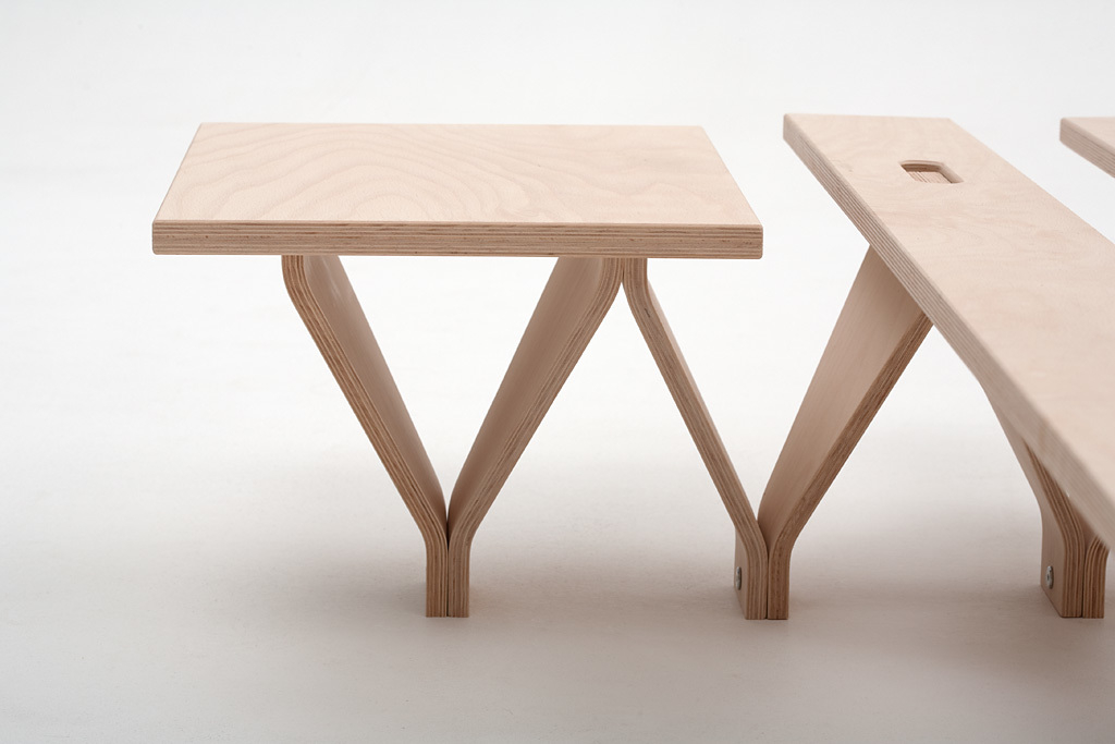 Tojo Nachttisch aus hellem Holz, minimalistisches Design mit V-förmigen Beinen, modernes Schlafzimmermöbel.