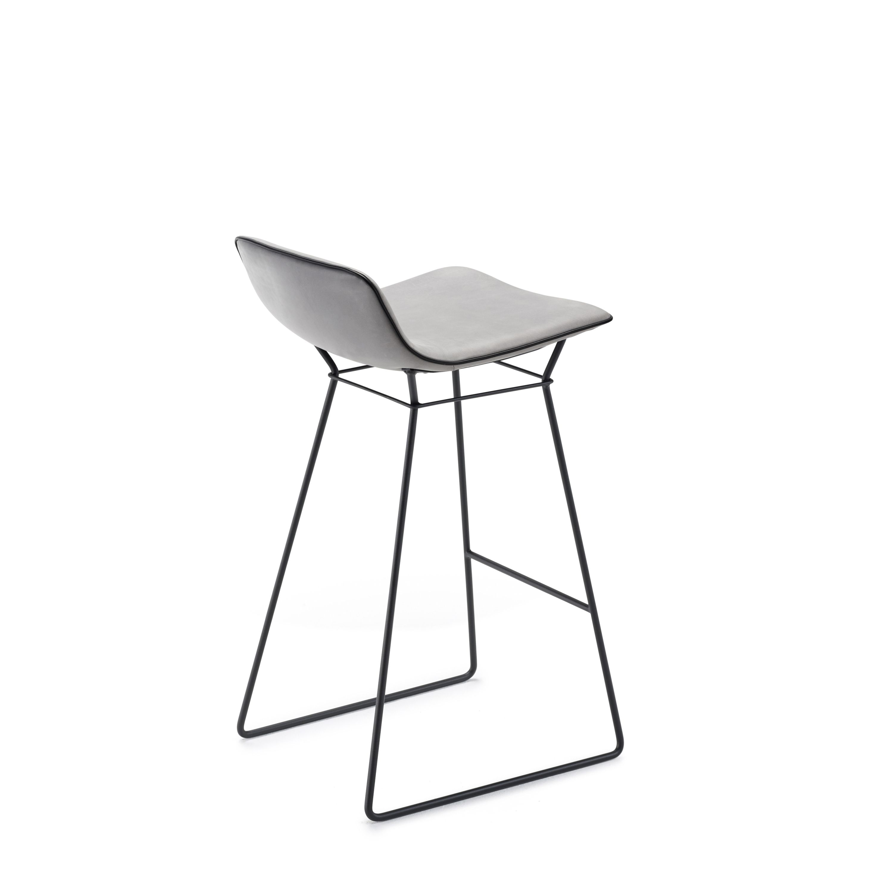 Amelie Thekenhocker von Freifrau Manufaktur mit niedriger Rückenlehne und schwarzem Metallgestell. Barhocker für Küche oder Bar.