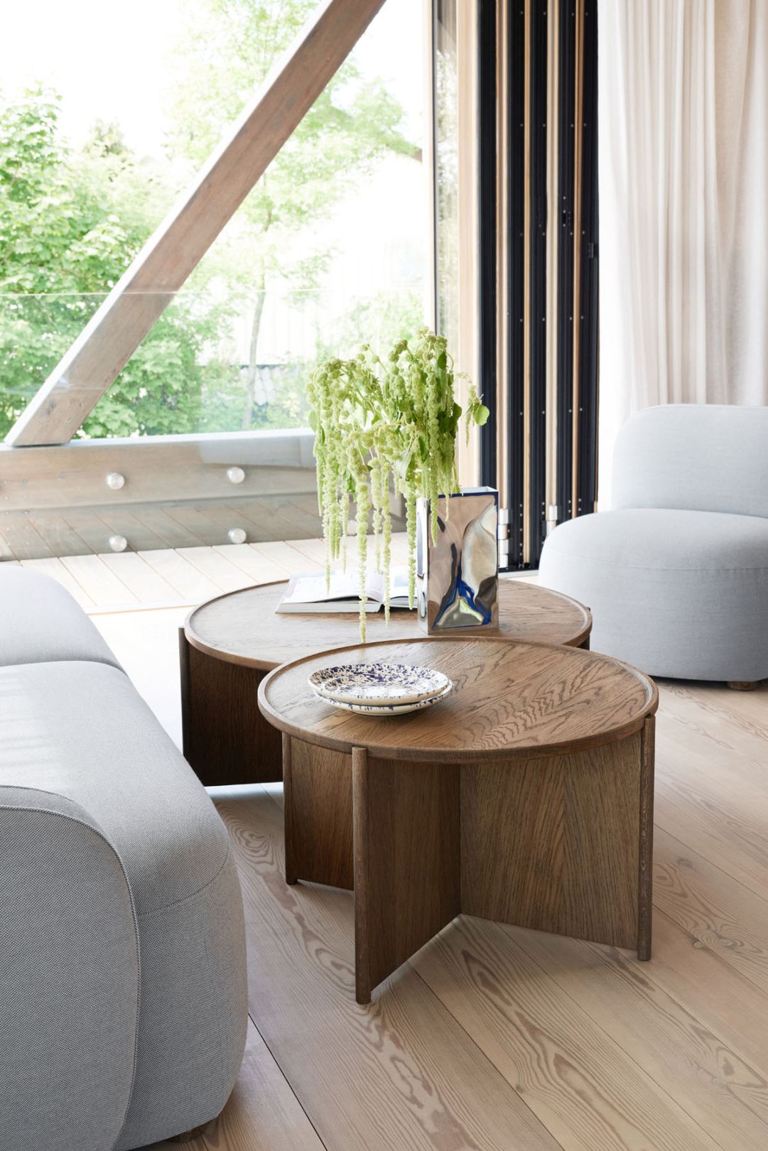 Cling Kaffeetisch aus geräucherter Eiche, Durchmesser 90cm, im Wohnzimmer mit Dekoration. Runder Couchtisch aus Holz.