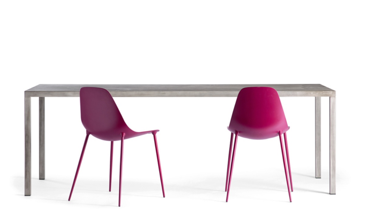ILtavolo Tisch von Opinion Ciatti mit zwei pinken Stühlen vor weißem Hintergrund.