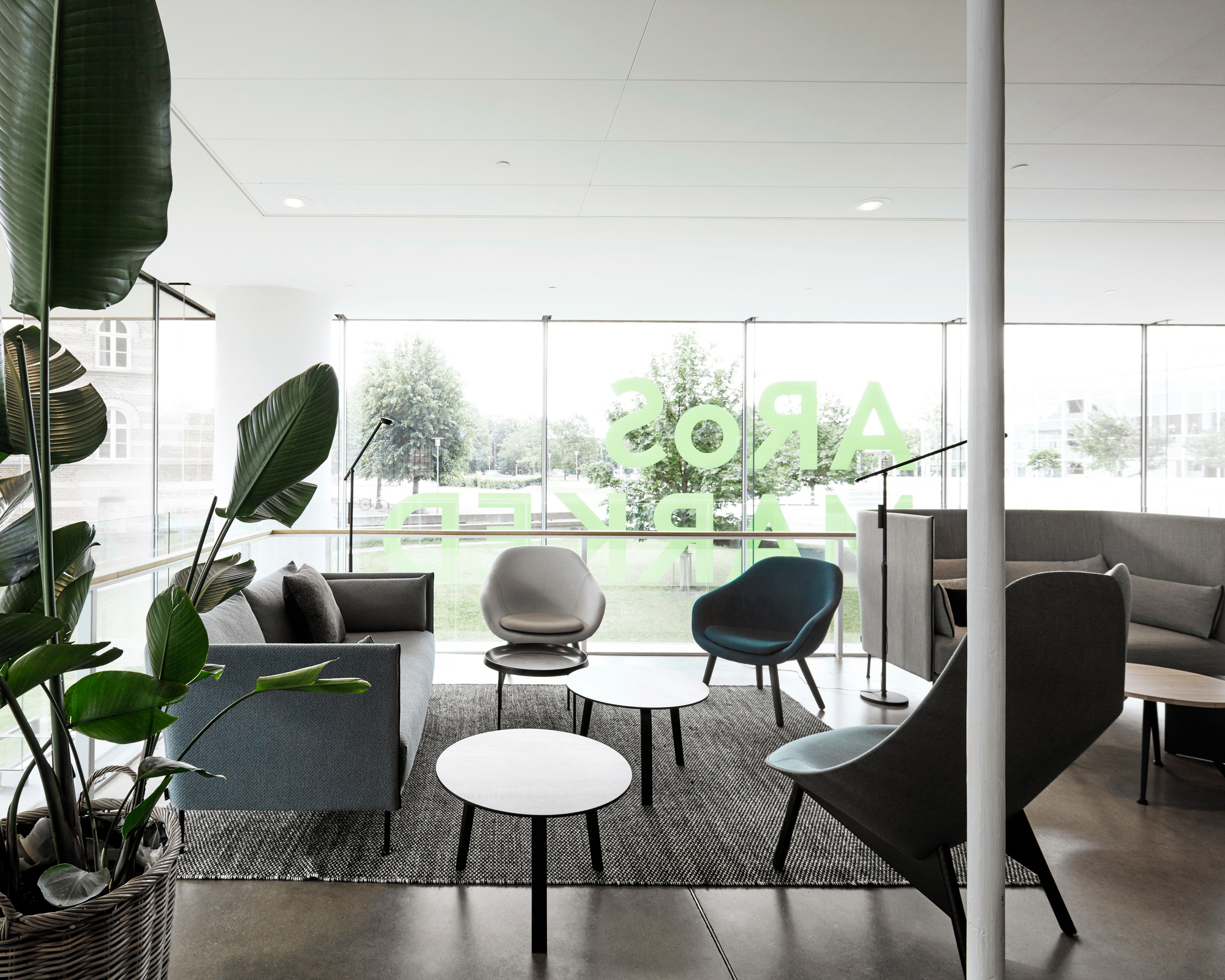 About a Lounge AAL 82 / AAL82 Sessel Hay