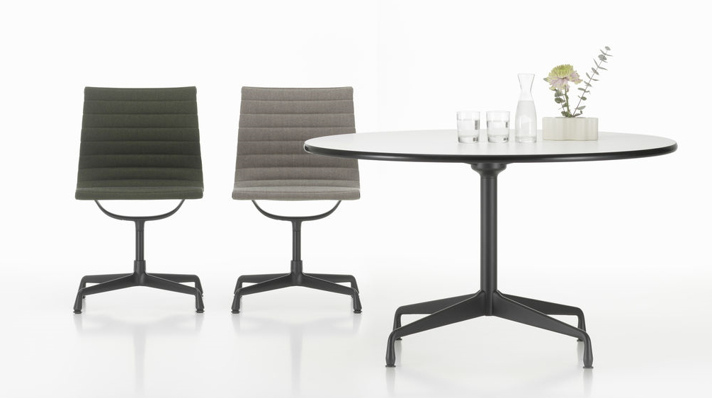 Eames Segmented Table Dining, runder Esstisch von Vitra mit Stühlen und Dekoration.