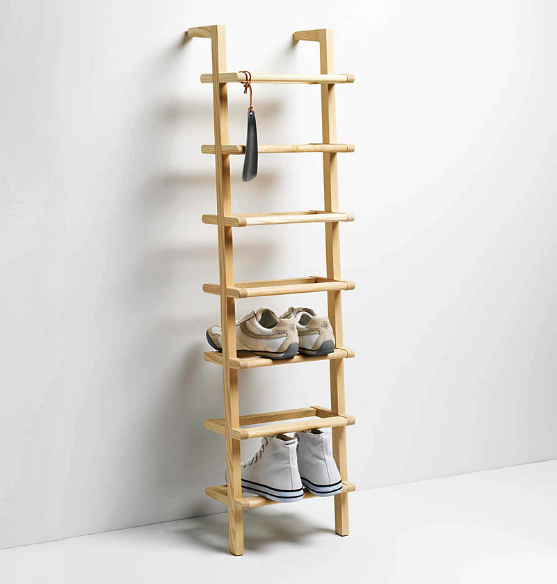 Lady Long Schuhregal aus Holz mit Schuhen und Schuhlöffel an der Wand.