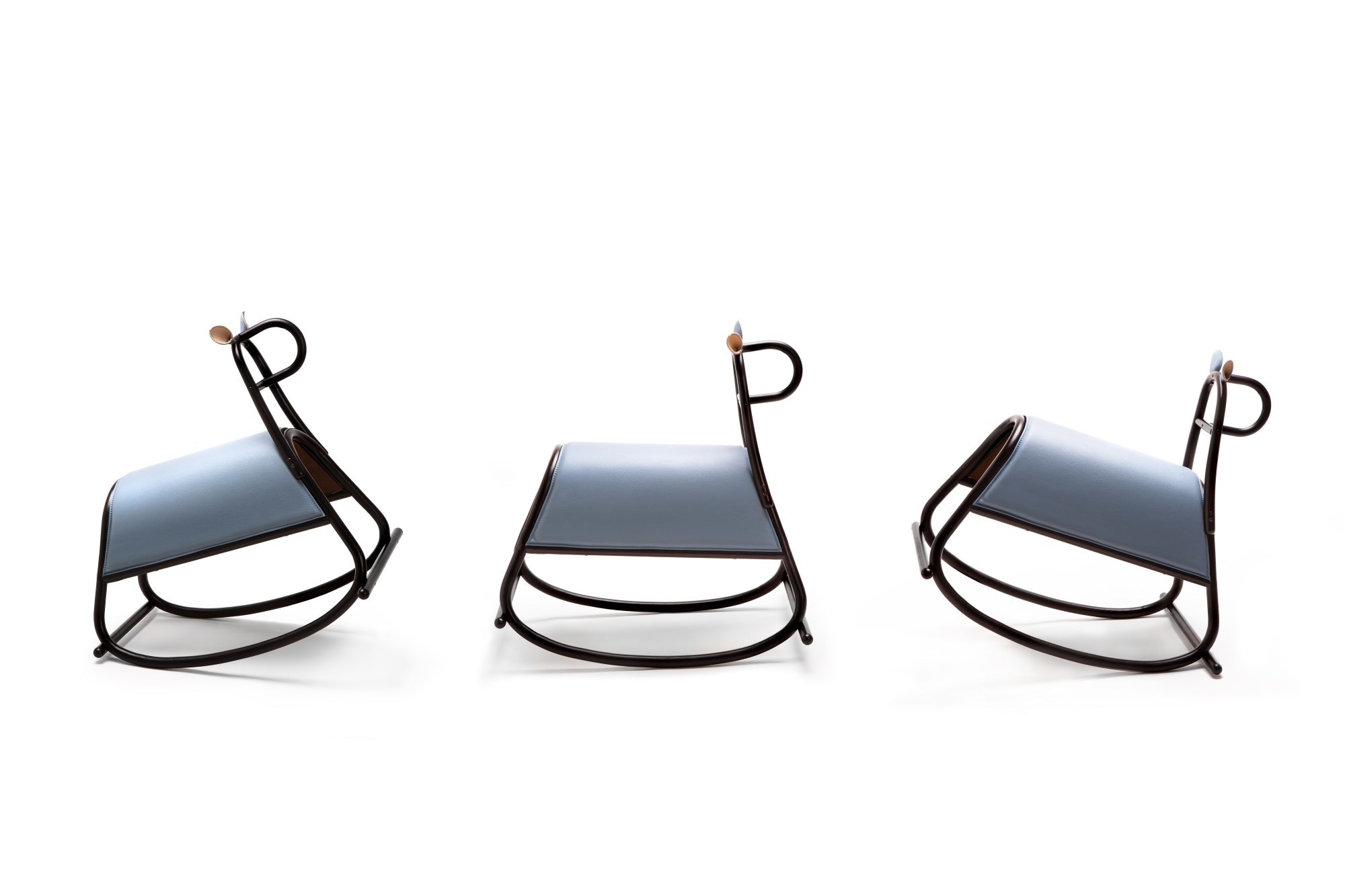 Drei Furia Schaukelpferde von Wiener GTV Design in verschiedenen Ansichten auf weißem Hintergrund.