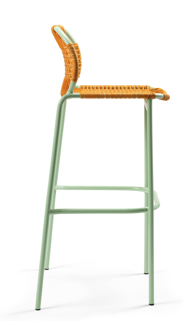 Cielo Barstool: Grüner Outdoor Barhocker mit geflochtener Sitzfläche und Rückenlehne, Seitenansicht.