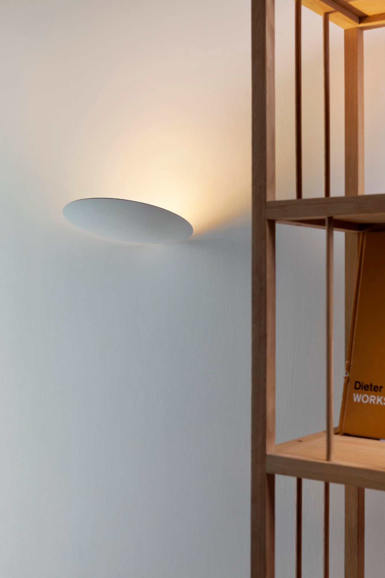 Nahaufnahme der schwarzen Lederam Wandleuchte von Catellani & Smith, die warmes Licht abstrahlt.