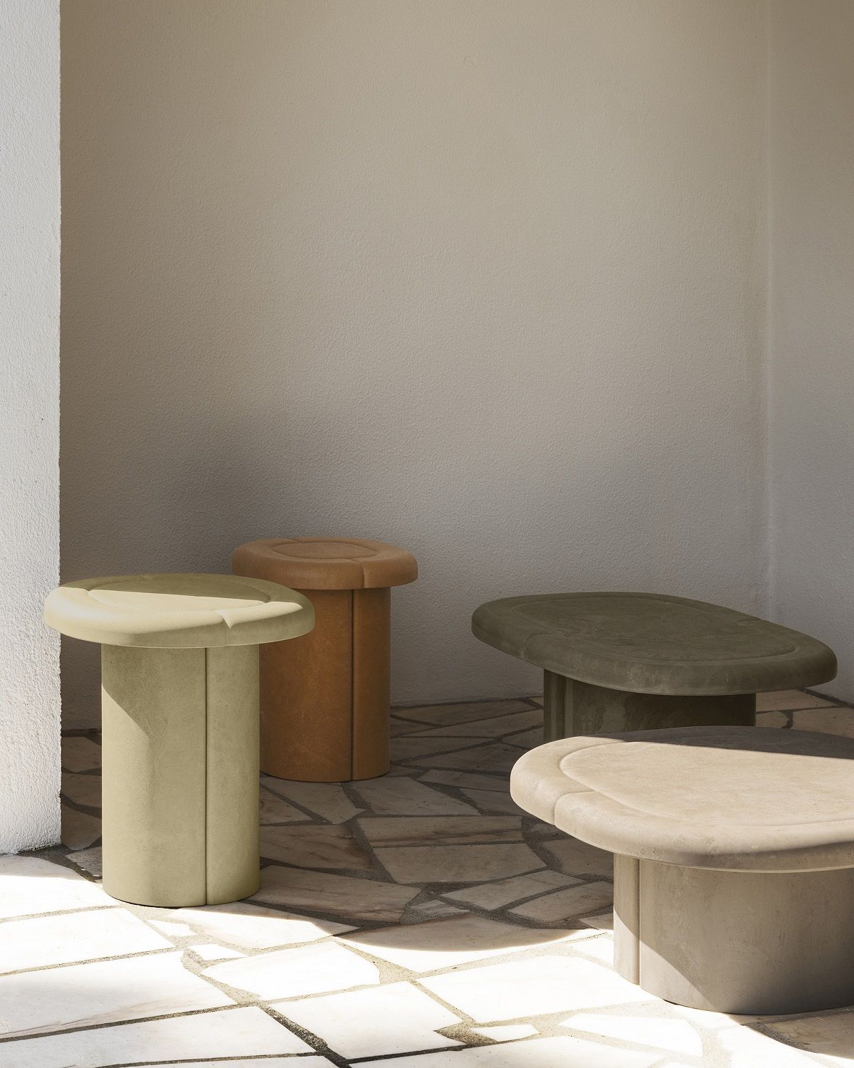 Mehrere Alder Lounge Tische von Mater, quadratische Couchtische für drinnen und draußen.