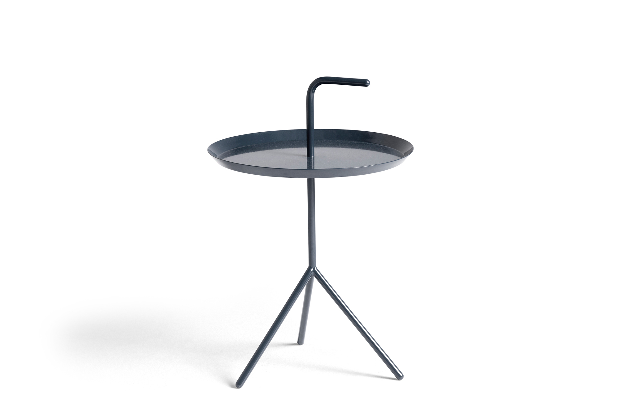 DLM Beistelltisch von Hay in Tiefblau: Moderner, runder Tisch mit Griff und filigranem Gestell.