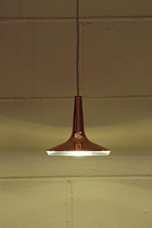 Nahaufnahme der Kin LED Pendelleuchte von Oluce in Kupfer, modernes Design, Innenbeleuchtung.