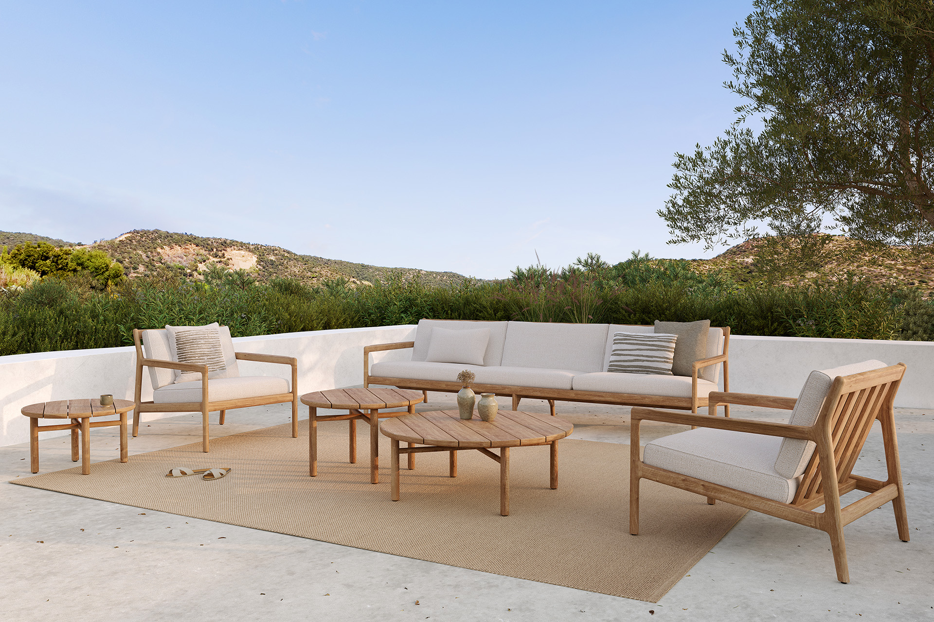 Gartenmöbel Set aus Holz mit Sofa, Sesseln und Tischen auf einer Terrasse.