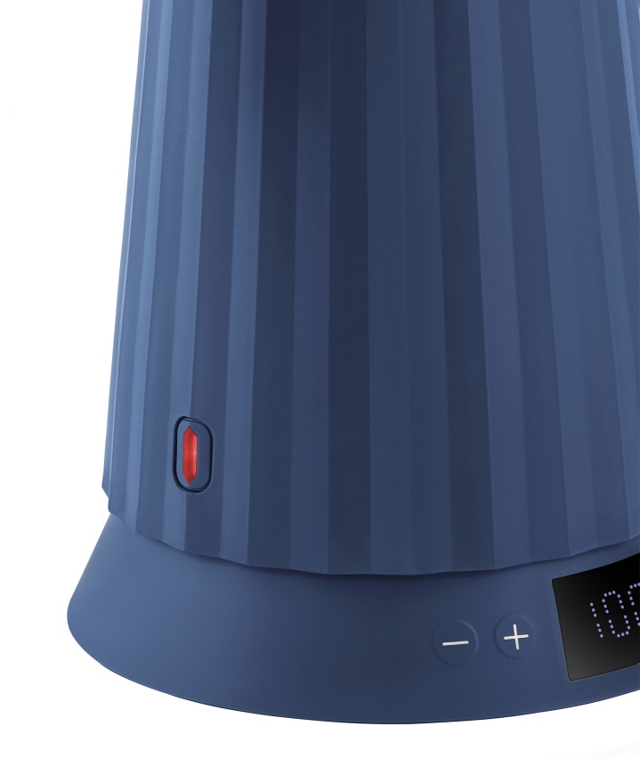 Nahaufnahme des blauen Alessi Plissé Wasserkochers mit Temperaturregelung und digitaler Anzeige.