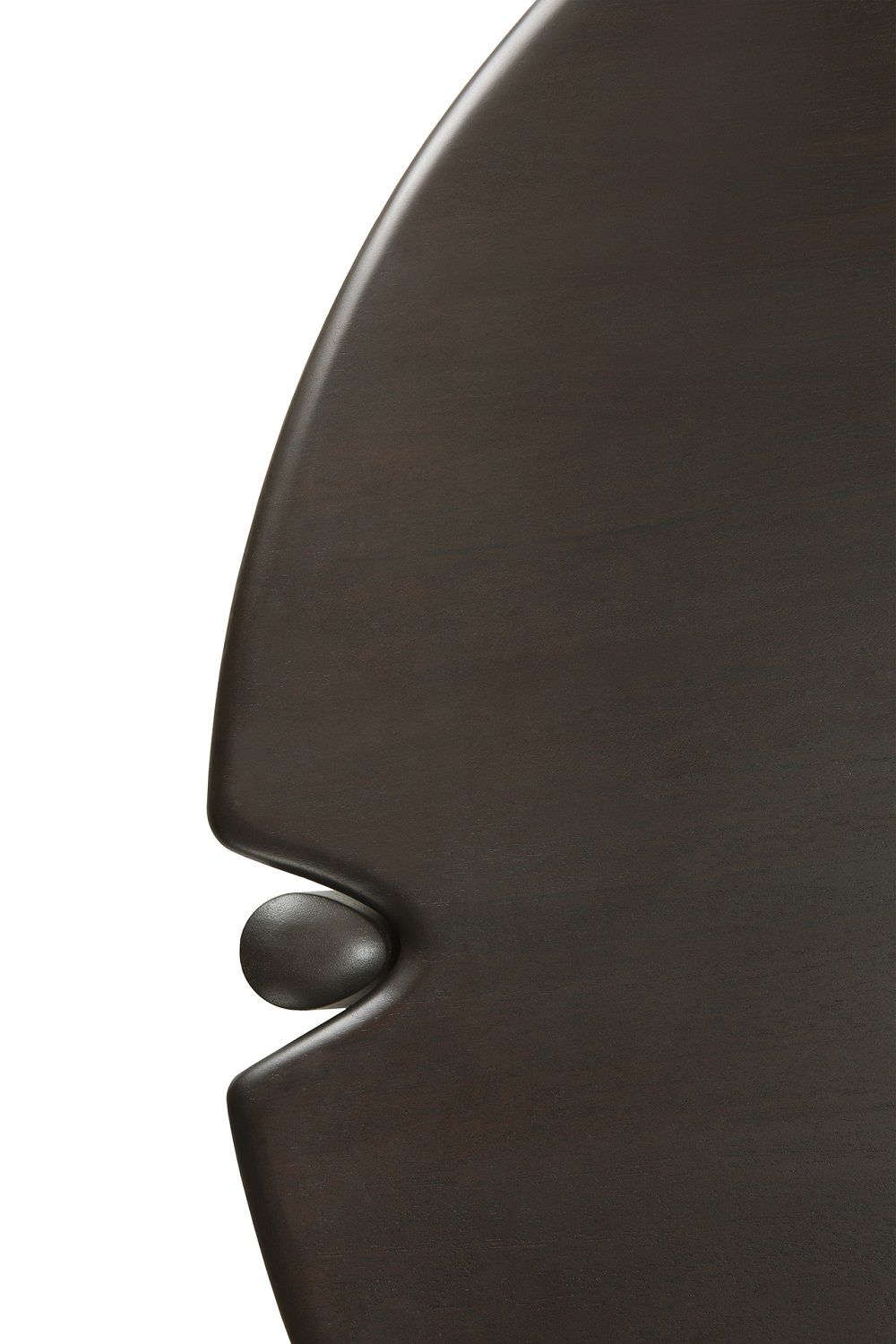 Detailaufnahme der Tischplatte vom runden PI Couchtisch aus Mahagoni von Ethnicraft.