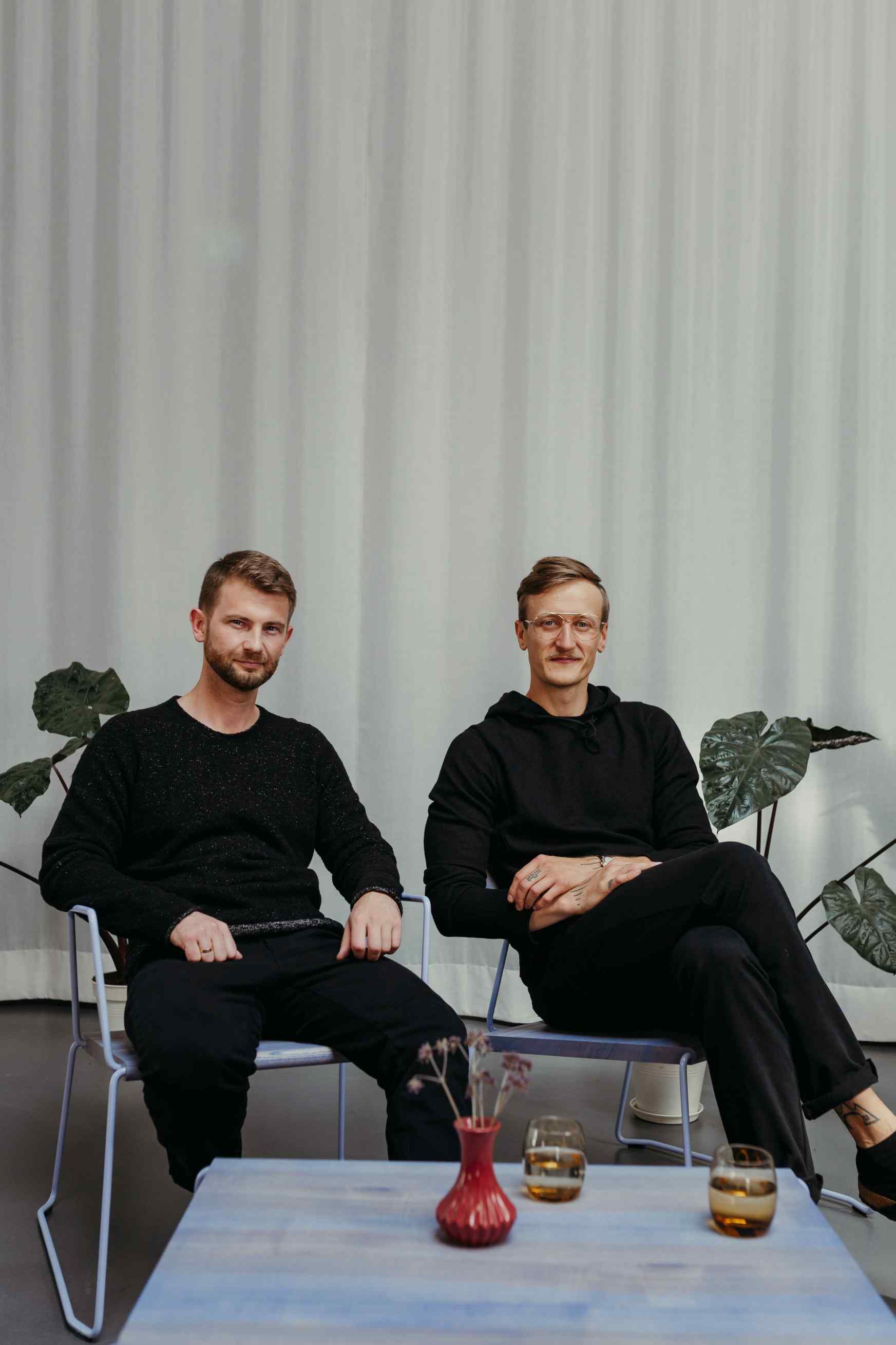 Waldgrüner Couchtisch "Fuchs & Habicht" im Interieur, minimalistisches Design, Wohnzimmermöbel, stilvoller Beistelltisch.