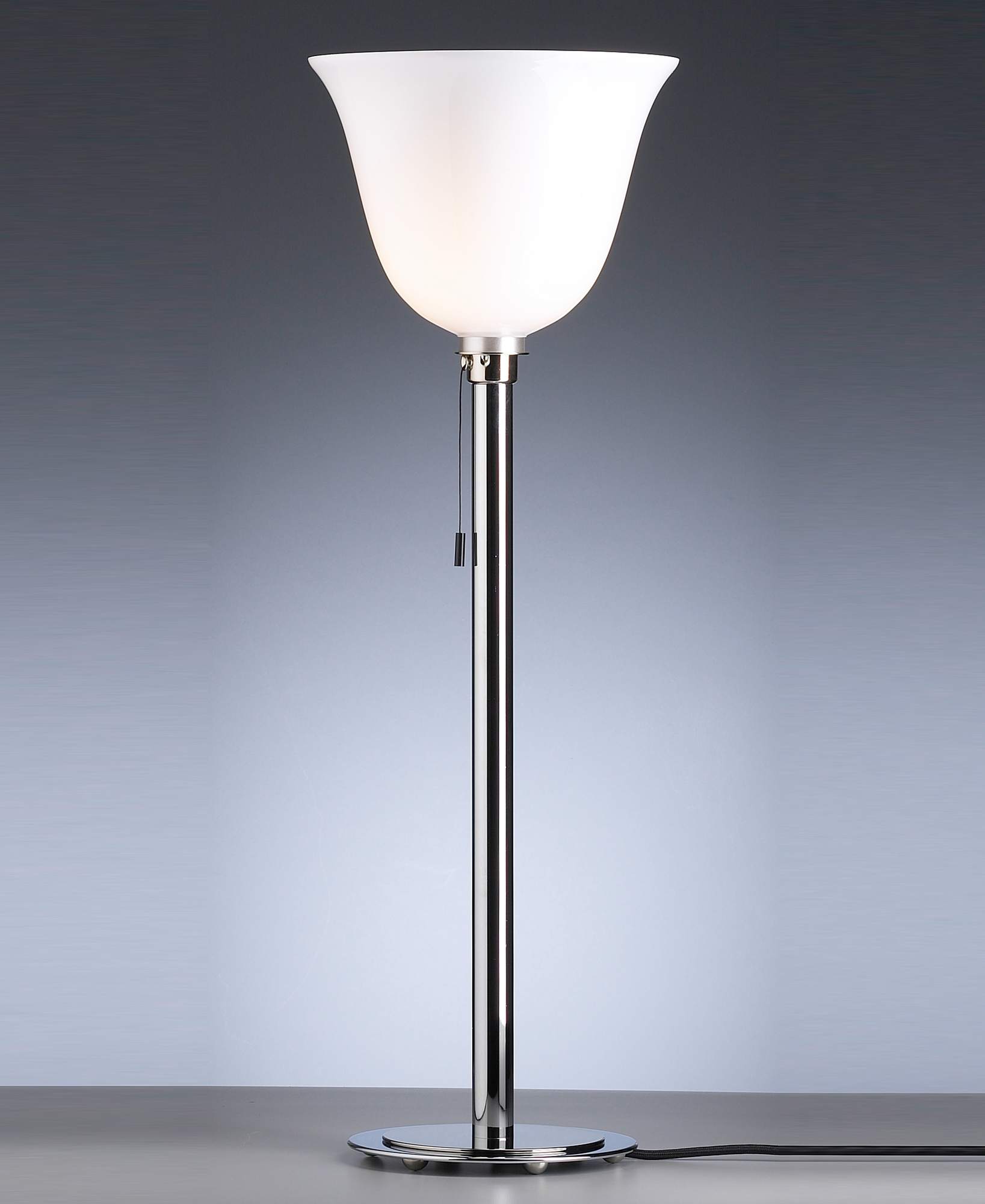 AD 30 Stehleuchte von Tecnolumen: Art Déco Lampe mit weißem Glasschirm und Chromgestell.