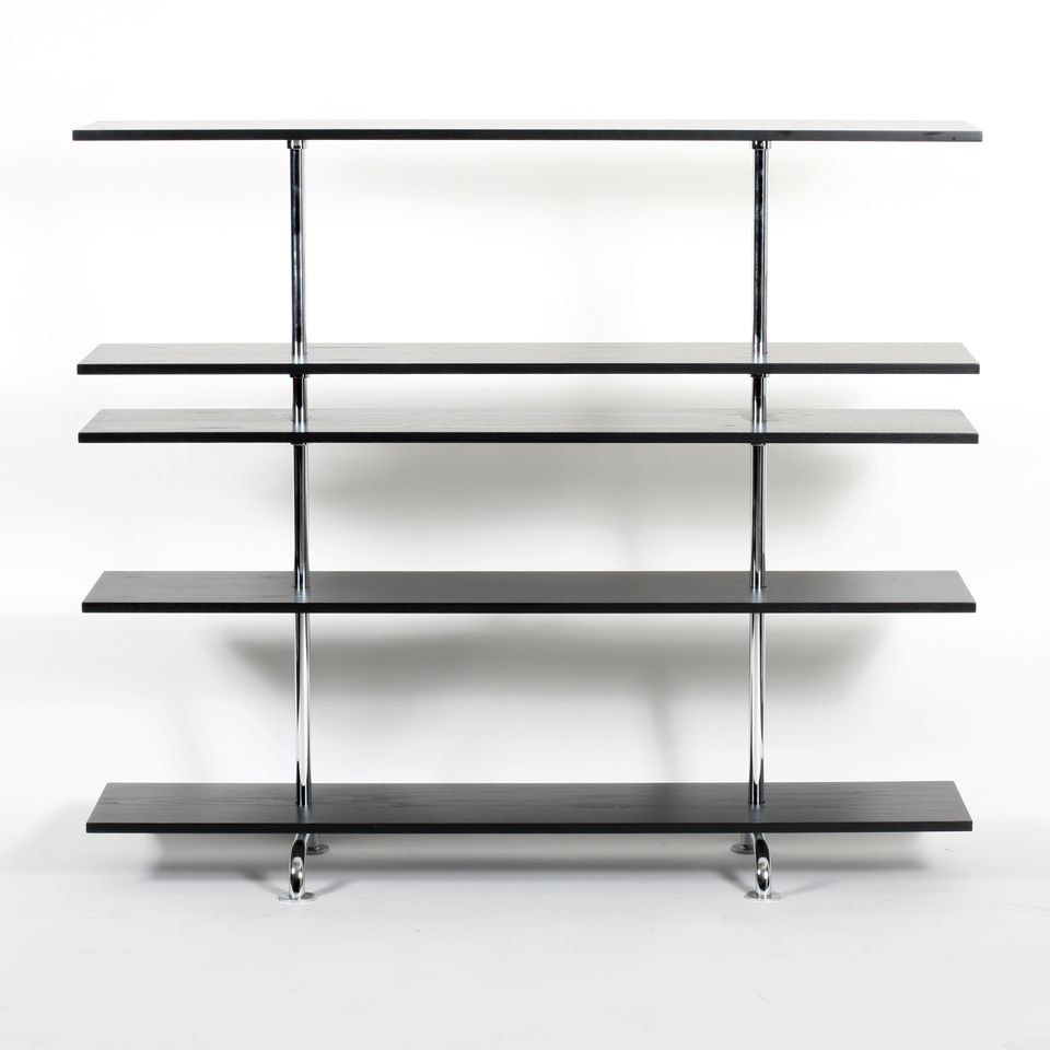 S44 Breuer Regal von Tecta mit vier schwarzen Regalböden und Chromgestell.