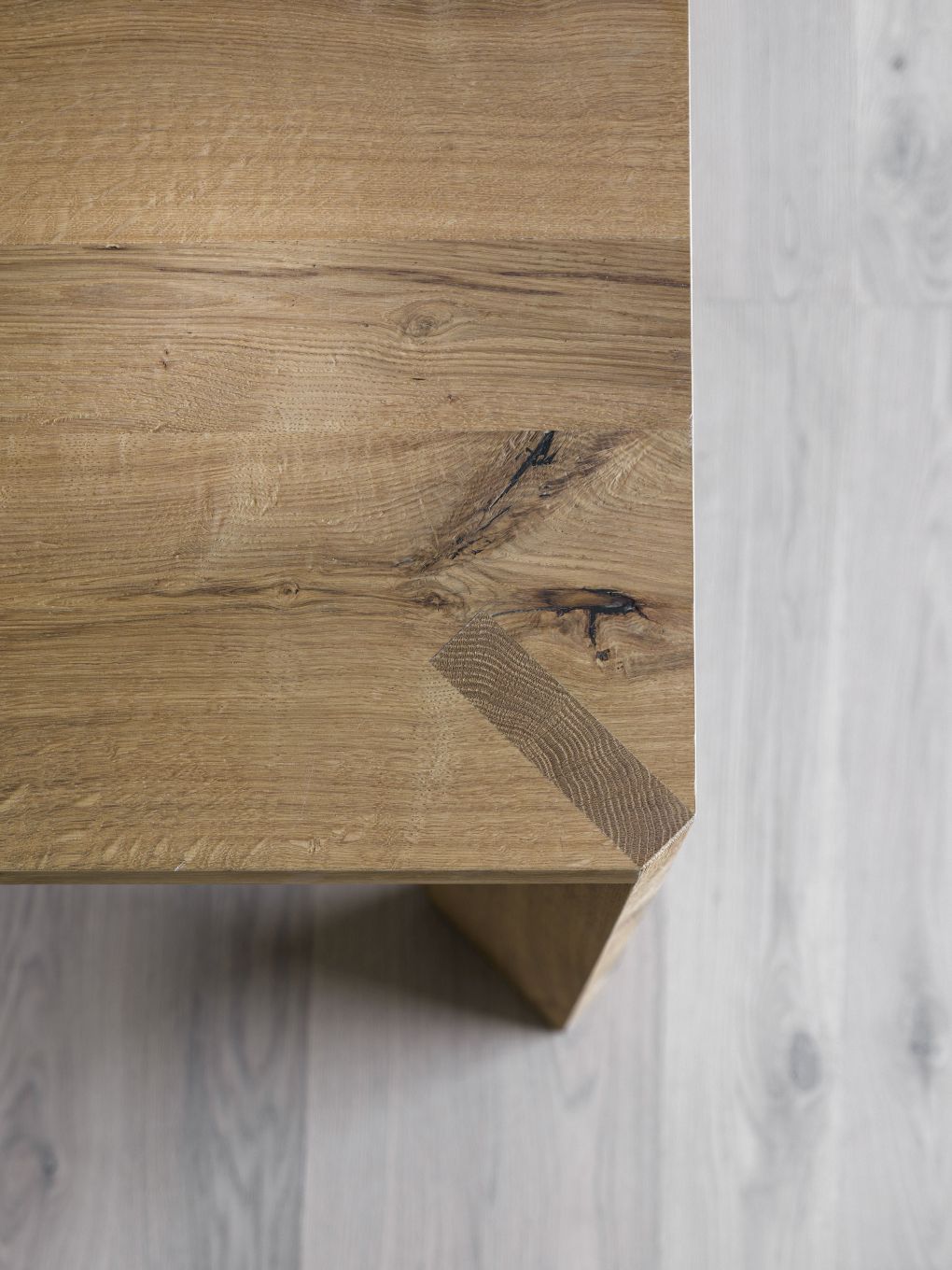 Detailaufnahme des Manero Esstisches von Miniforms: Massivholzplatte mit charakteristischer Maserung und Eckverbindung.