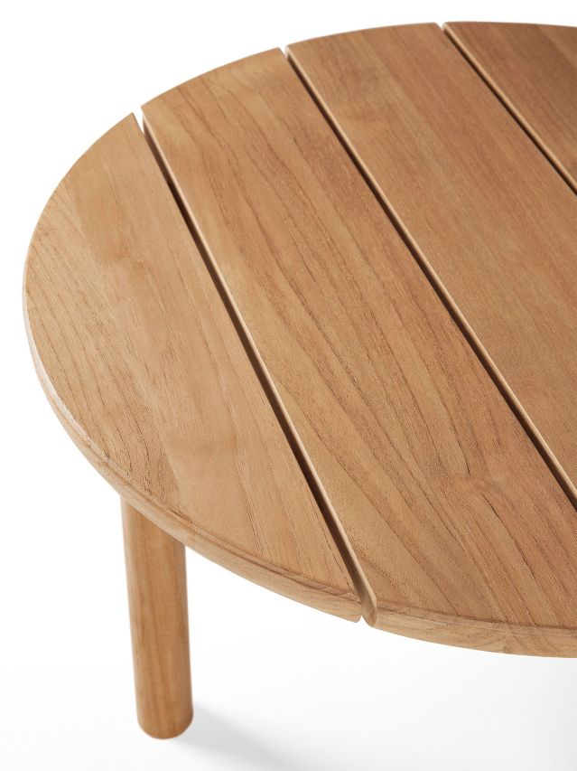 Detailaufnahme des runden Quatro Teak Beistelltisches von Ethnicraft für den Außenbereich.