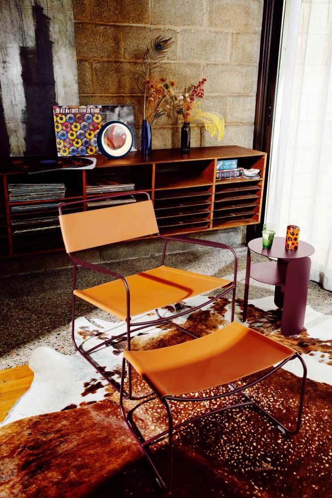 Surprising Ledersessel von Fermob, ein moderner Outdoor Sessel mit Fußhocker in Wohnzimmer-Szene.