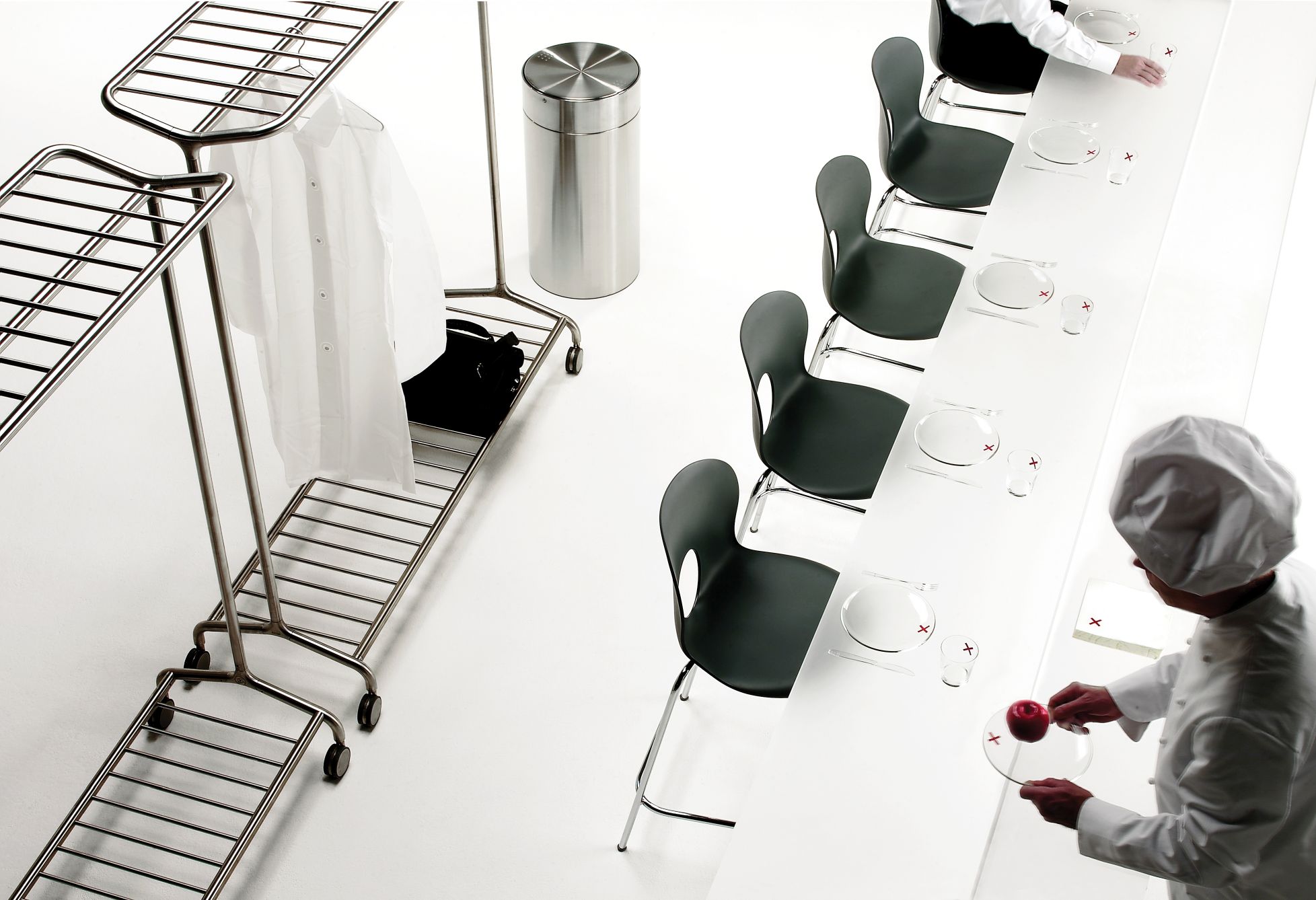 Nox Vesta Kleiderbügelständer Rexite aus Metall mit Rollen, Ablageflächen und einem weißen Hemd.