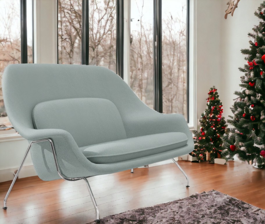 Helles Womb Sette Sofa von Knoll International mit Stahlbeinen vor Fenstern und Weihnachtsbäumen.