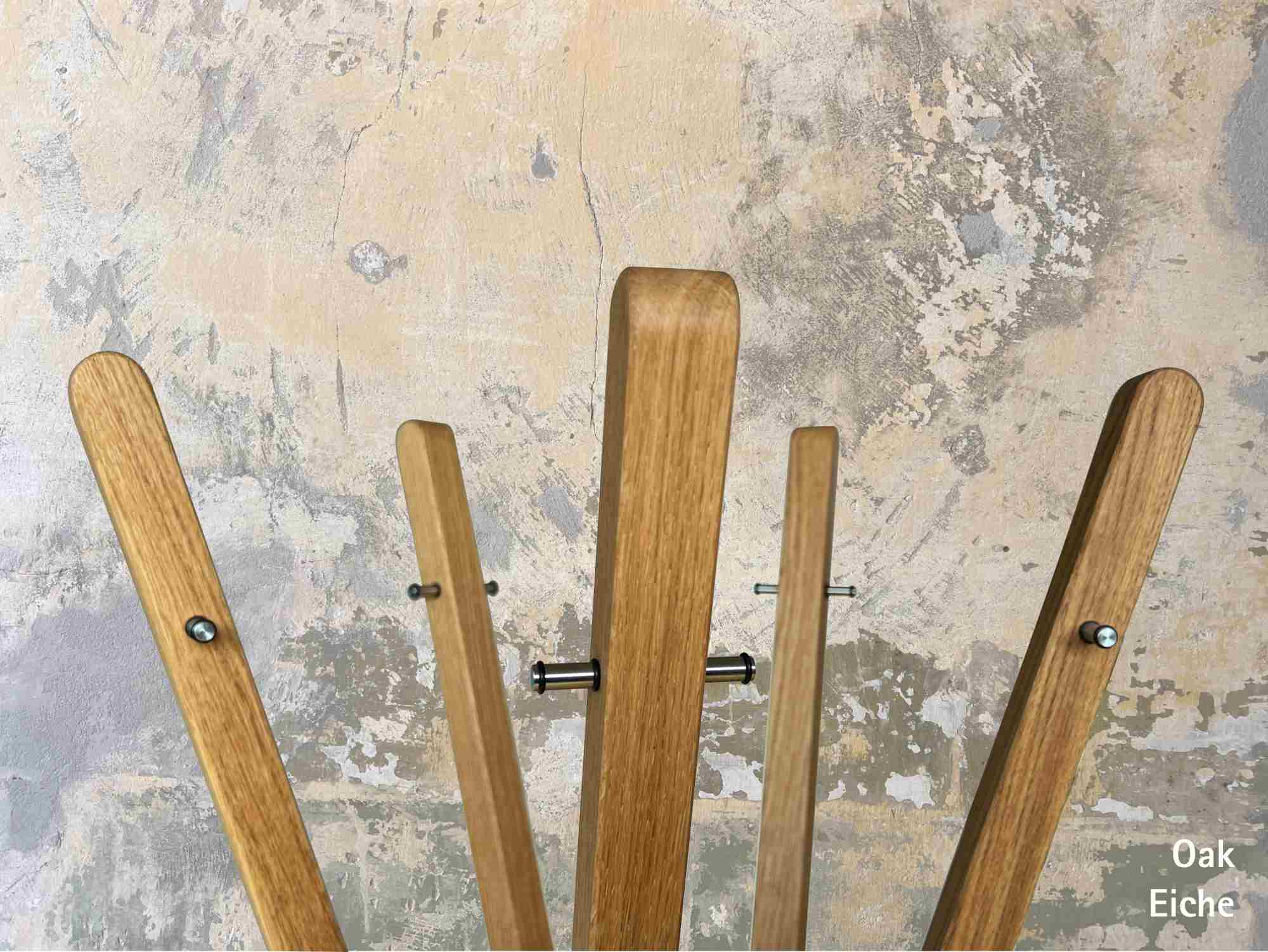 Detailaufnahme des Marilyn Garderobenständers von Keilbach Designprodukte aus Eichenholz mit acht Stäben.