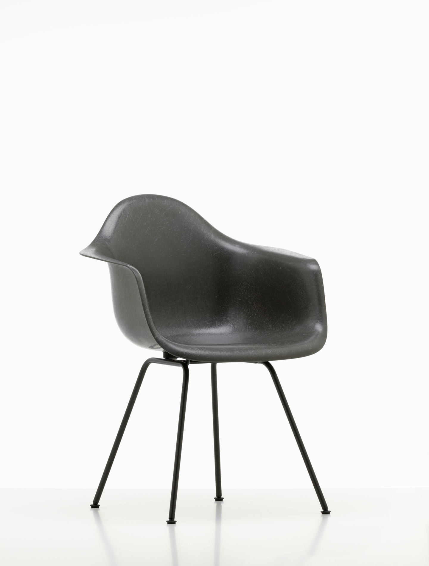 Schwarzer Eames Plastic Arm Chair DAX Stuhl von Vitra mit schwarzem Metallgestell vor weißem Hintergrund.