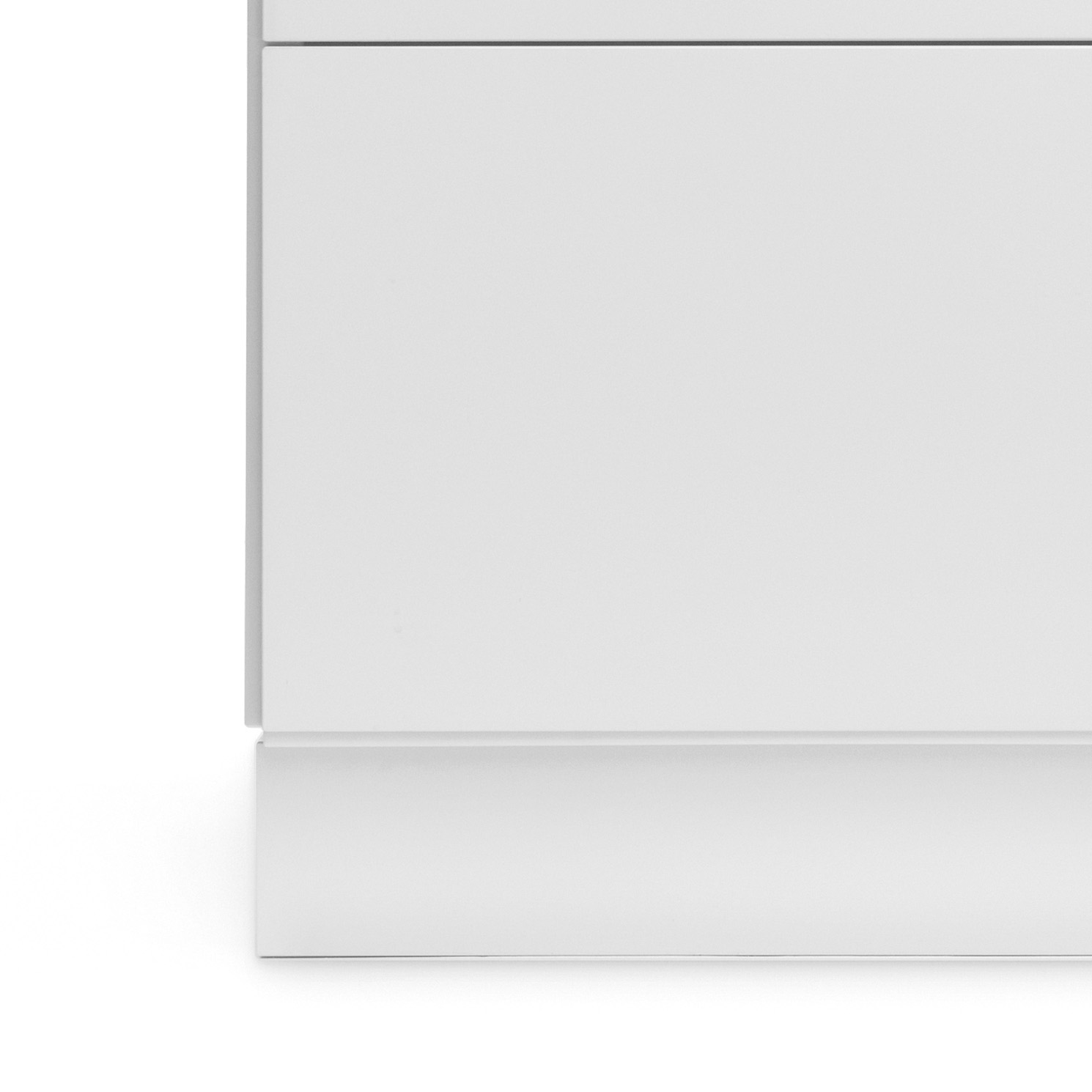 Detailaufnahme: Weißer Relief Sockel für String Kommode, modernes Möbeldesign.