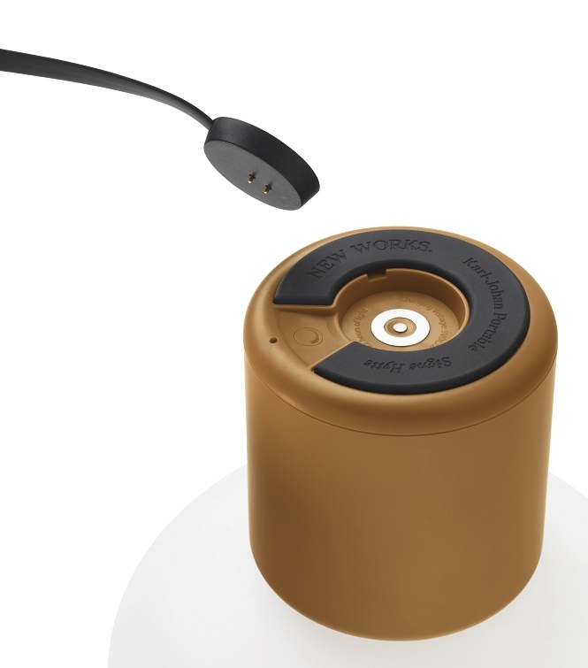 Detailaufnahme: Karl-Johan Portable Tischleuchte in Ockergelb mit Ladekabel. Akkuleuchte für stimmungsvolle Beleuchtung.