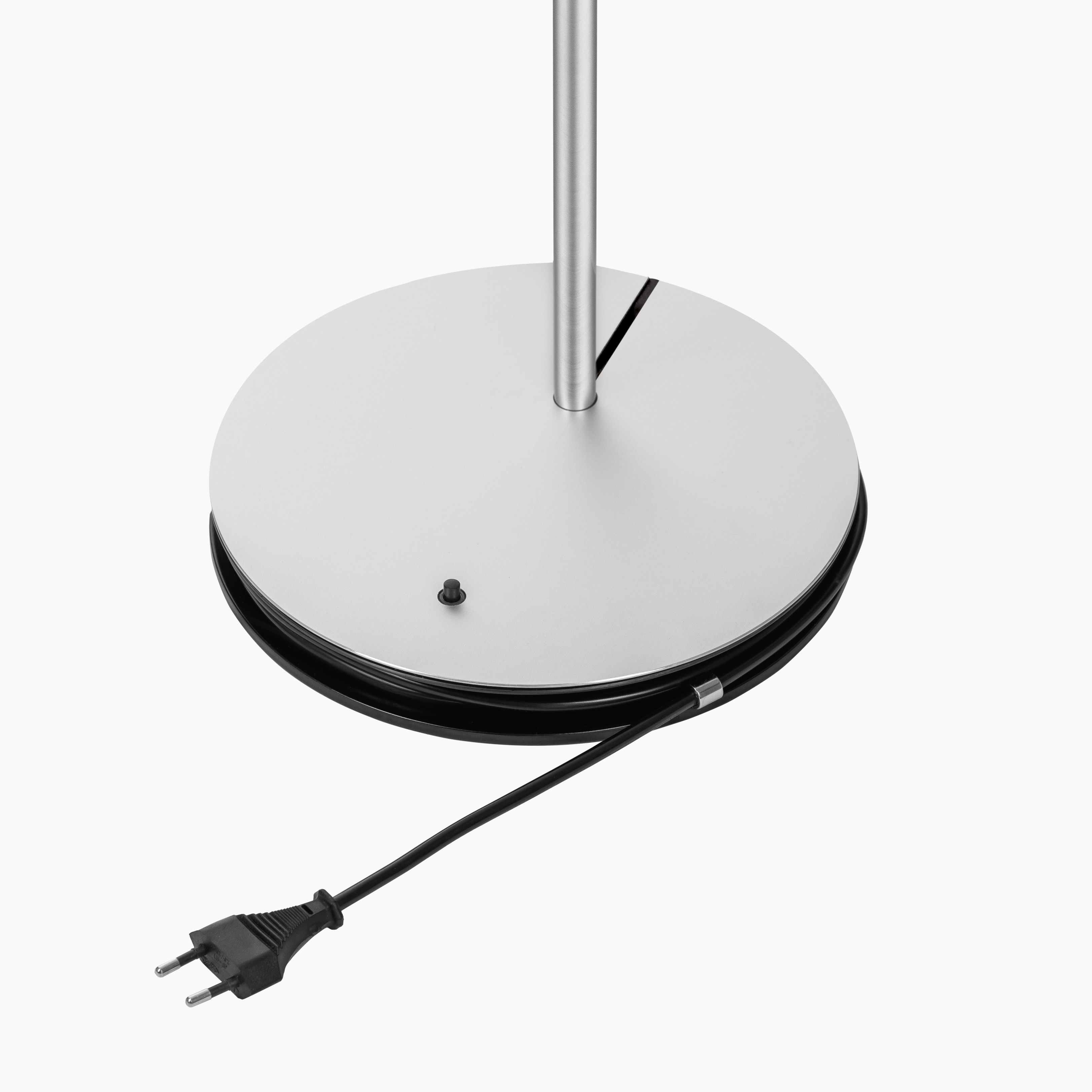 Irio S Stehleuchte von Baltensweiler: Detailaufnahme des Fußes mit Kabel und Stecker.