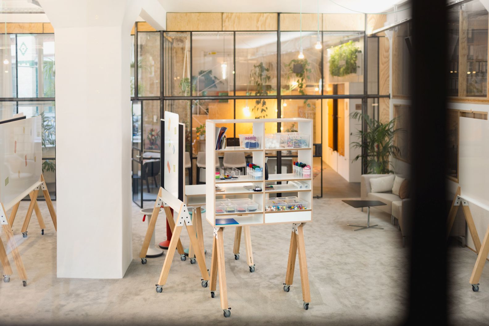 What if We Fly Taskboard: Mobile Medienwand aus Filz und Whiteboard für moderne Büros.