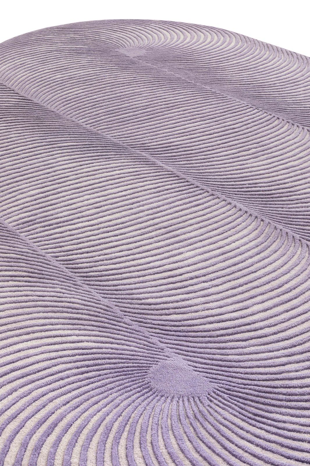 Detailaufnahme des Giro Teppichs von Gan, lila und beige mit abstraktem, wellenförmigem Muster.
