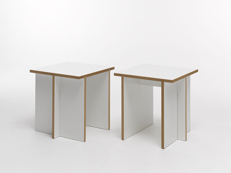 Zwei weiße Tojo Hocker aus Holz, minimalistisches Design für moderne Tischgruppe, vielseitig einsetzbar.