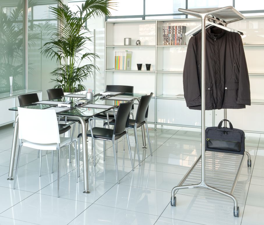 Nox Vesta Kleiderbügelständer von Rexite mit Jacke und Tasche in modernem Büro. Design Kleiderständer aus Metall.
