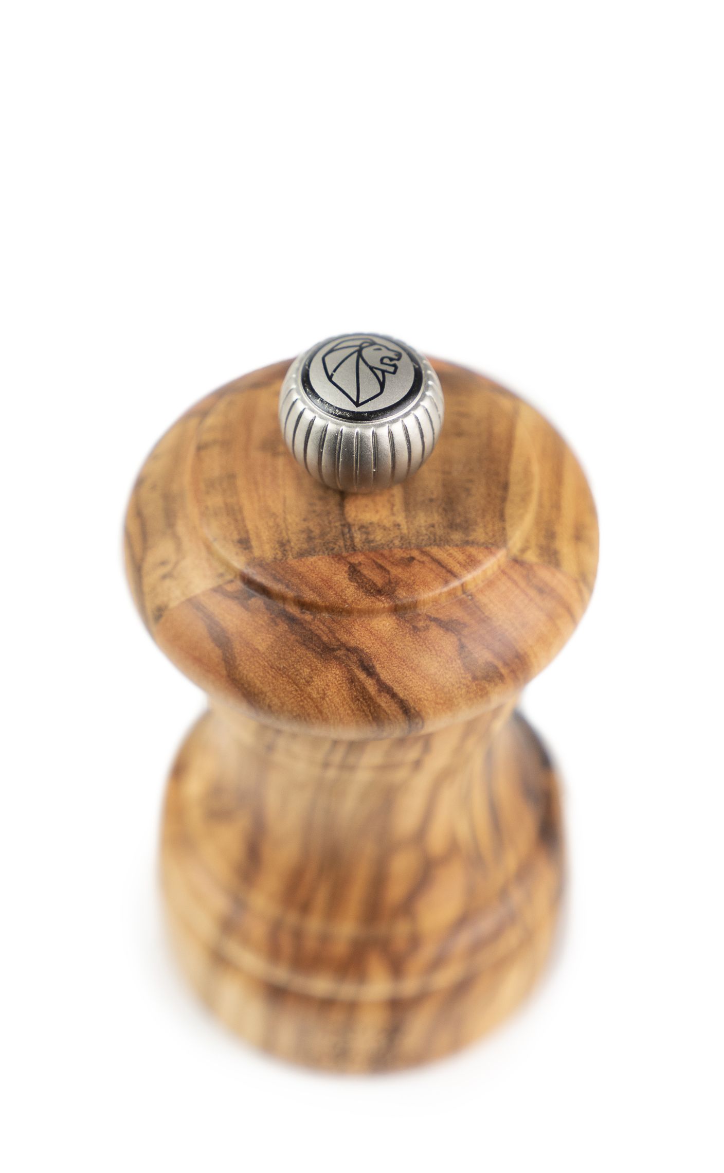 Peugeot Salzmühle/Pfeffermühle aus Olivenholz, 10 cm, Detailaufnahme des Mahlwerks und des Peugeot-Logos.