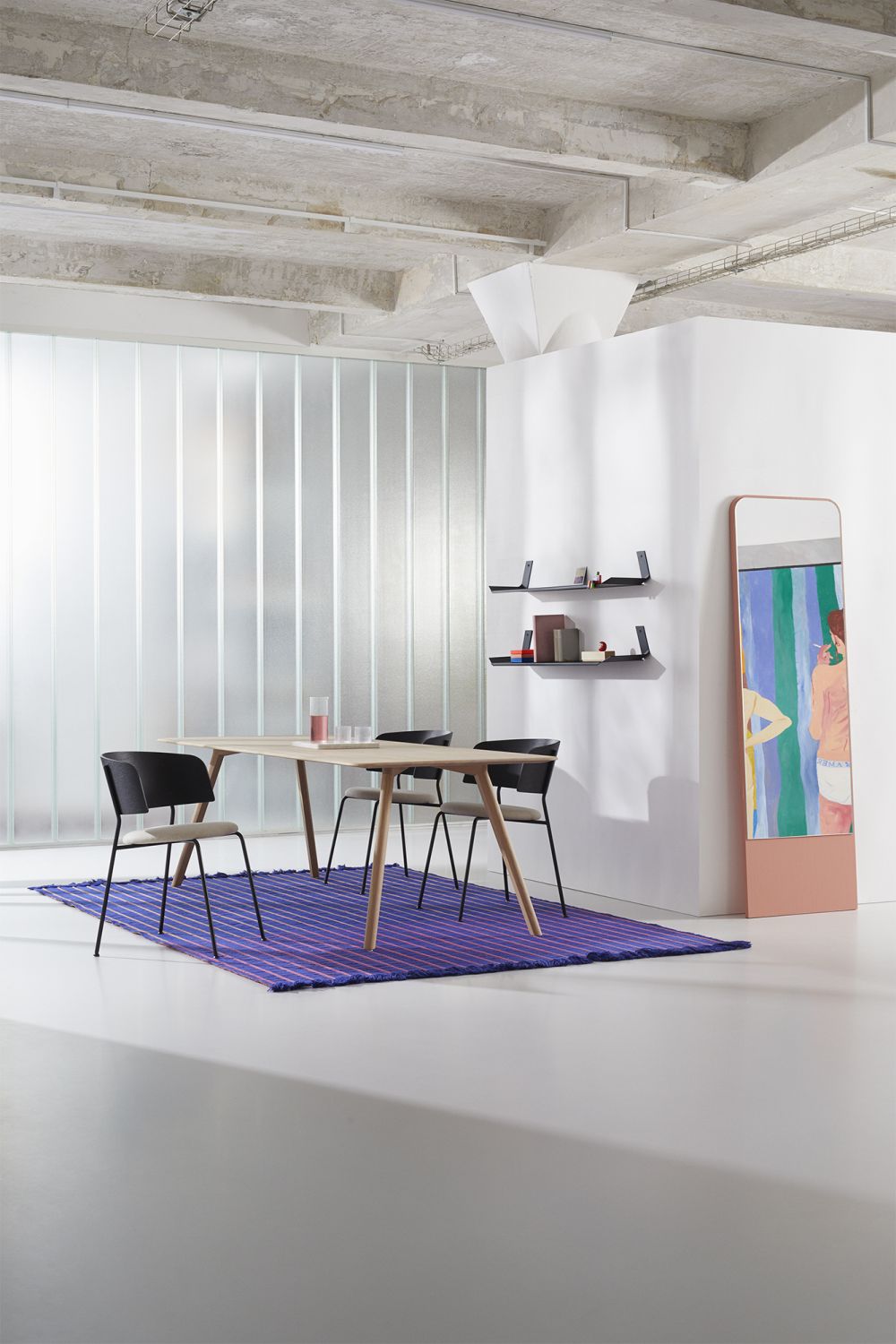 MEYER Tisch Large mit Stühlen auf lila Teppich in modernem Interieur. Esstisch aus Holz.