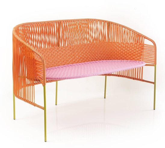 Caribe 2-Sitzer Outdoor Bank: Orangefarbenes Geflecht, rosa Sitzfläche, currygelbe Beine. Moderne Gartenbank für zwei Personen.