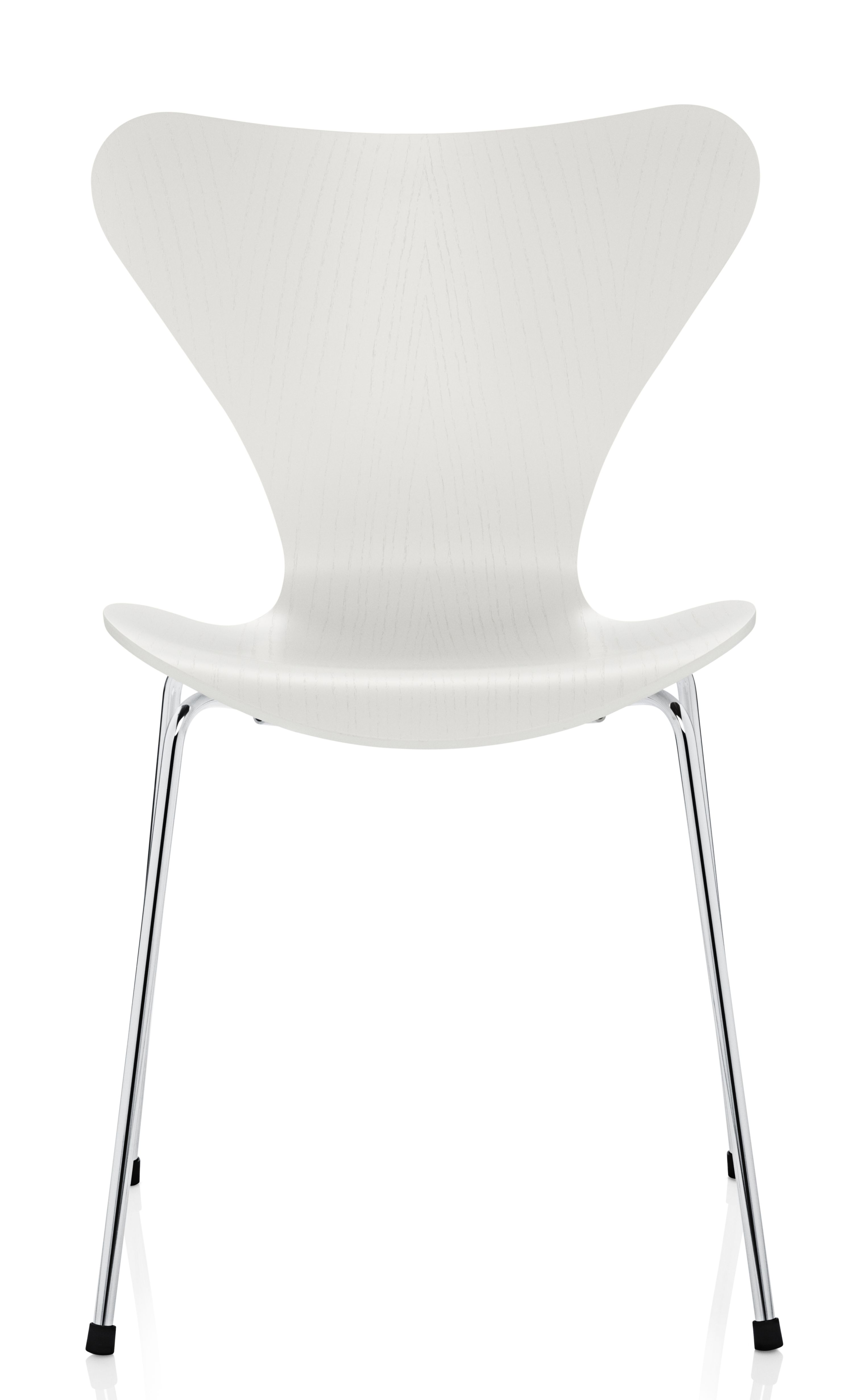 Weißer Siebener Stuhl mit Chromgestell von Fritz Hansen, ein Designklassiker für modernes Wohnen.