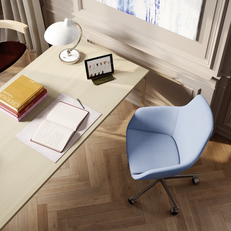 Ansicht von oben: Blauer PK11 Stuhl von Fritz Hansen am Schreibtisch mit Büchern und Tablet.