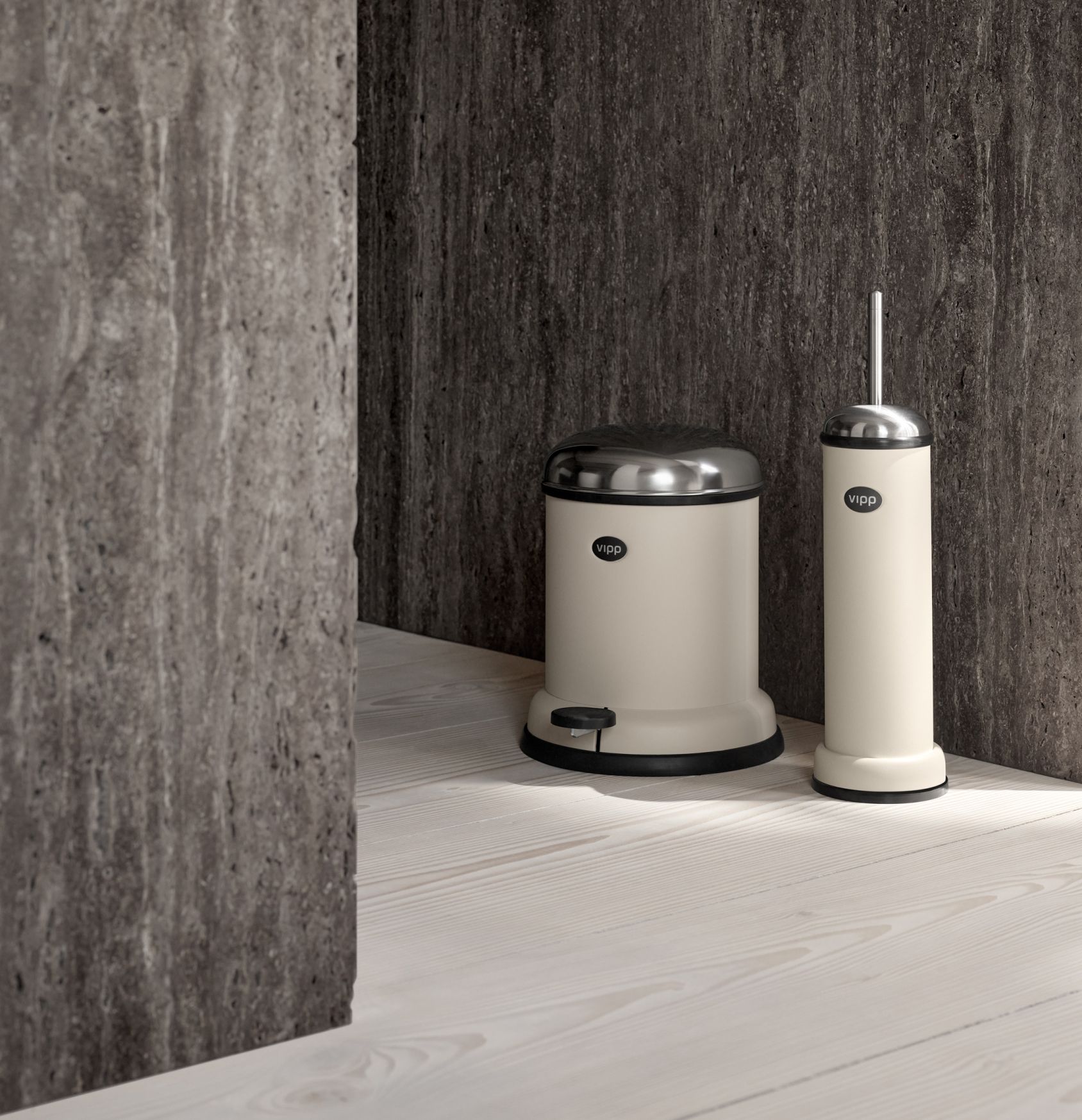 Beige Vipp WC-Bürste und Treteimer aus Stahl im modernen Badezimmer auf hellem Holzboden.