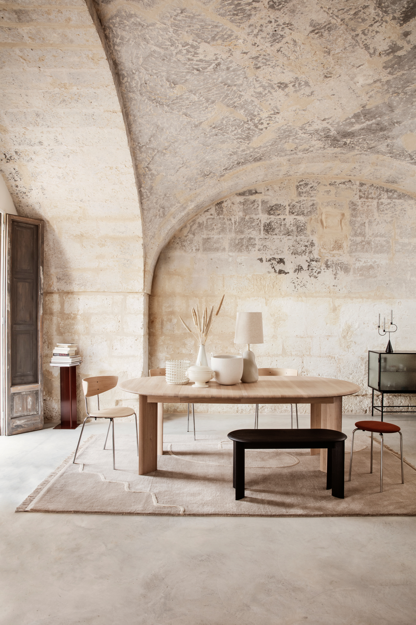 Bevel Table Ausziehtisch von Ferm Living, Eiche geölt, in einem stilvollen Esszimmer.